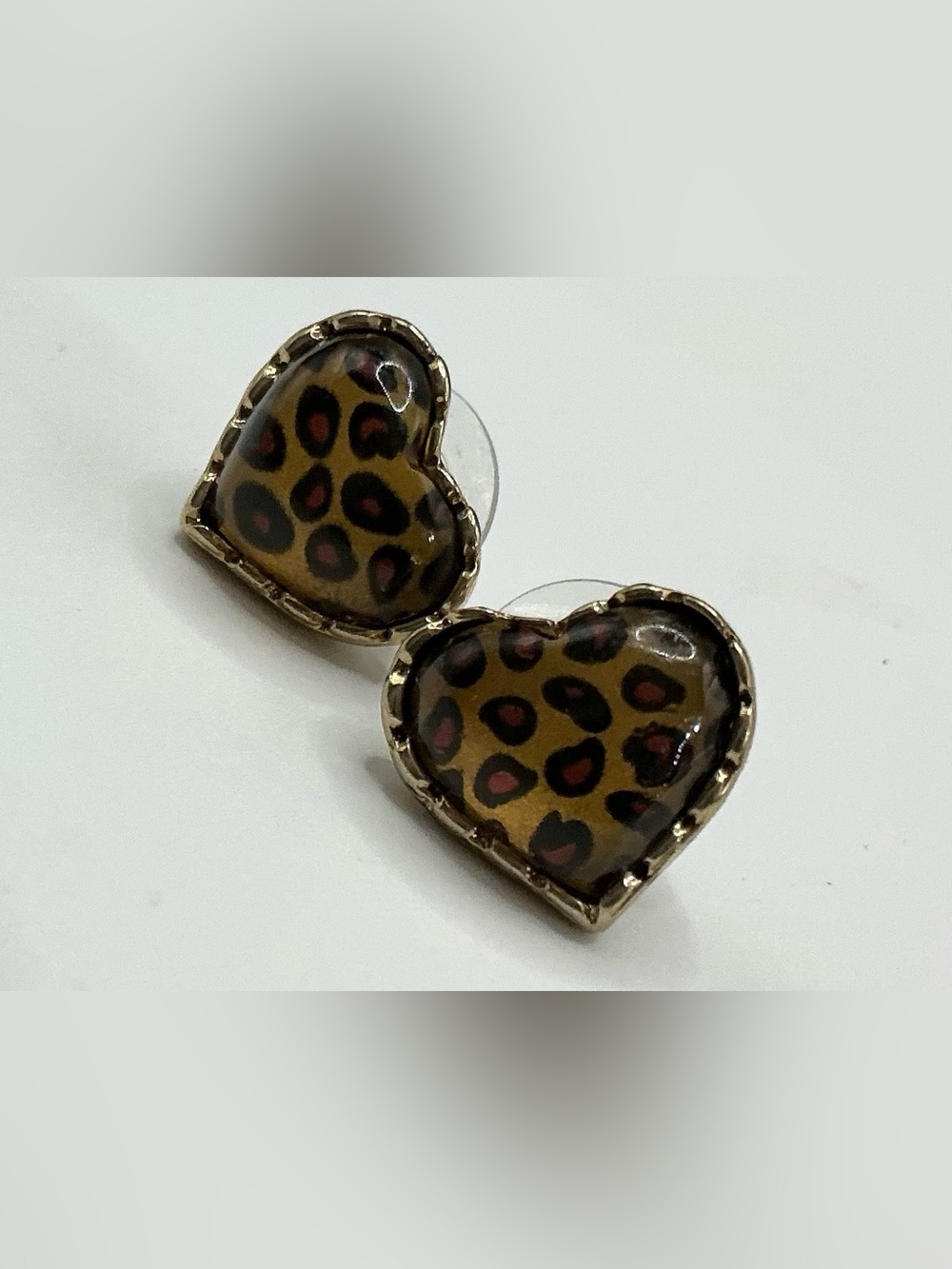 BETSEY JOHNSON LEOPARD PRINT HEART STUD GOLD TONE EARRINGS